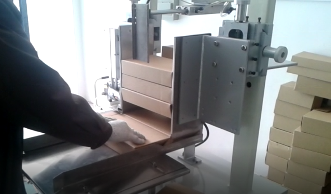 半自動(dòng)紙盒熱熔膠封箱機(jī)設(shè)備