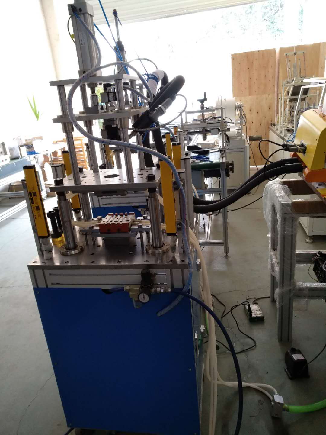 電子產(chǎn)品電阻包膜機(jī)設(shè)備